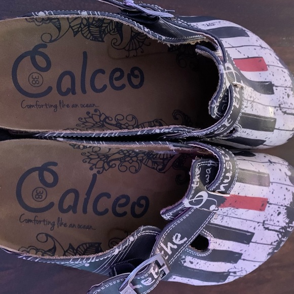 CALCEO BLACK & WHITE, RED PIANO PATTERN, “LET THE MUSIC PLAY” CLOGS. - Picture 8 of 14